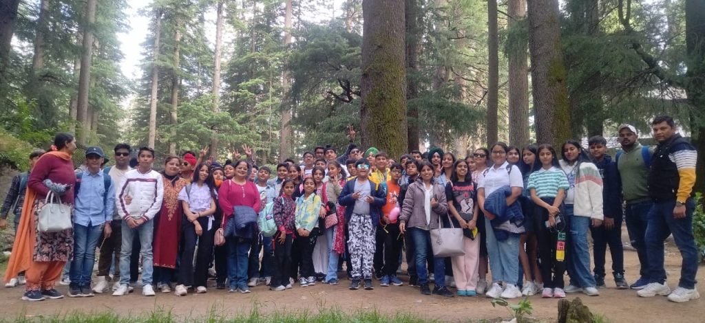Students and faculty of DPS Patiala on trip